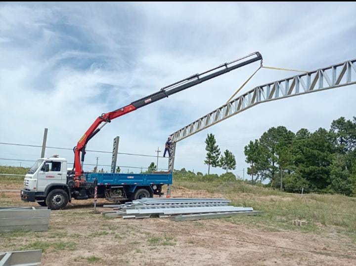 Camión grúa realizando el izaje de una estructura