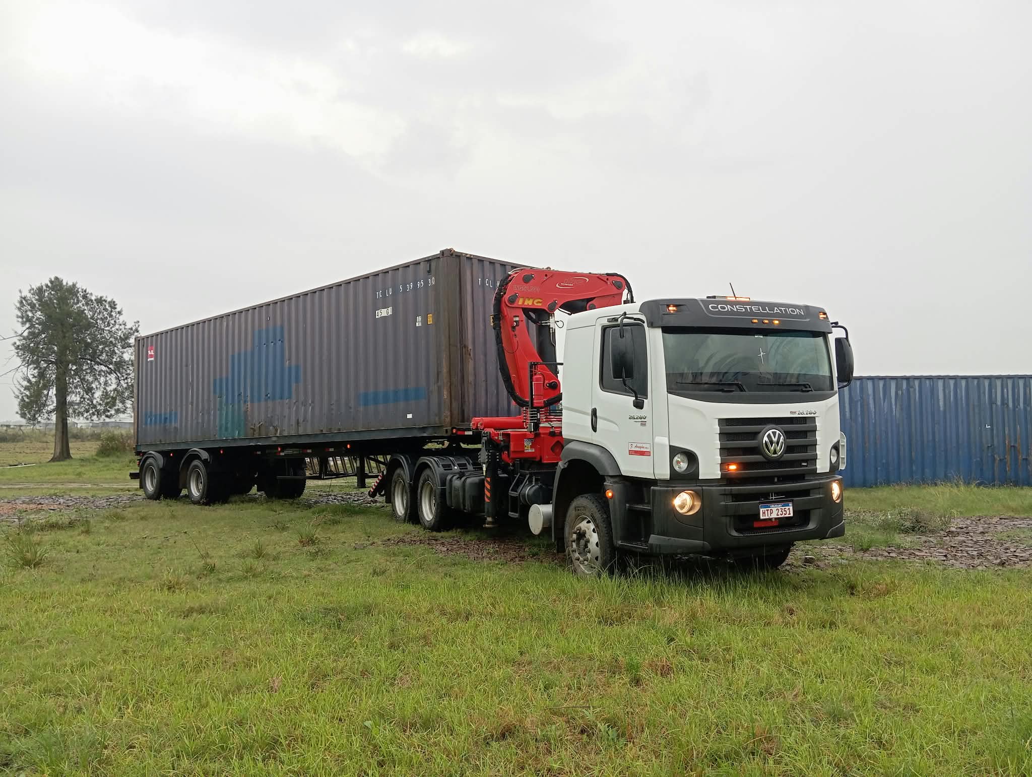 Camión con semirremolque para traslado de contenedores de 40 pies